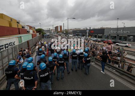 Naples, Italie. 28 août 2023. Naples. Manifestation de protestation pour la suspension du revenu de base recherché par le gouvernement Meloni, bloquant l'entrée de l'autoroute Credit : Independent photo Agency/Alamy Live News Banque D'Images