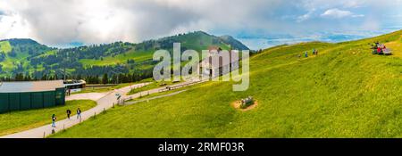 Grand panorama sur le magnifique paysage montagneux avec le sentier de randonnée Kulmweg et la chapelle de montagne Regina montium sur le mont Rigi Kulm juste... Banque D'Images