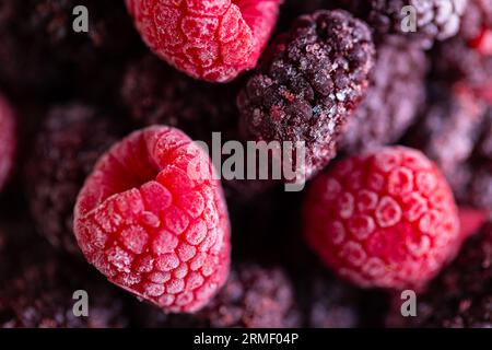 Micro gros plan de framboises surgelées avec espace de copie Banque D'Images
