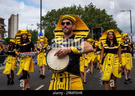 Londres, Royaume-Uni. 28 août 2023. Les participants costumés de l'école de Samba de Paraiso participent à la grande finale du Carnaval de Notting Hill. Le plus grand festival de rue d’Europe se déroule sur deux jours et célèbre la culture caribéenne et devrait accueillir plus de 1 millions de personnes chaque jour. Crédit : Stephen Chung / Alamy Live News Banque D'Images