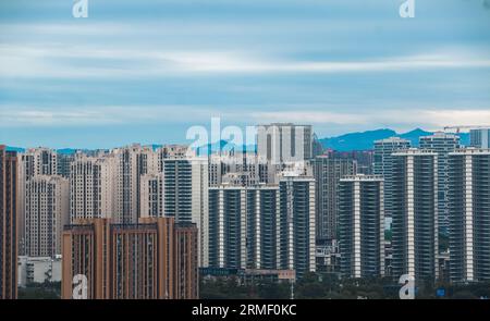 Chengdu, Chine - 28 août 2023 : le marché immobilier chinois illustré par des blocs et des blocs de bâtiments résidentiels de grande hauteur neufs et anciens Banque D'Images