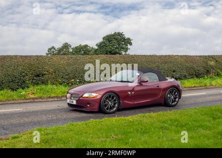 2003 BMW Z4 3.0I Auto 30I Step Auto Red car Roadster essence 2979 cc ; voyageant sur les routes rurales à Congleton, Royaume-Uni Banque D'Images