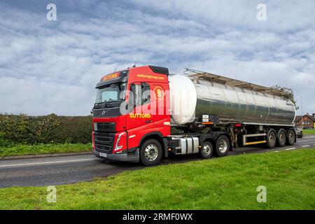 Suttons Group Haulage camions de livraison, camion, transport, camion, transporteur de marchandises, véhicule Volvo, poids lourd de l'industrie européenne du transport commercial, voyageant sur les routes rurales à Congleton, Royaume-Uni Banque D'Images