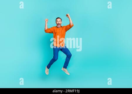 Photo de taille pleine longueur du corps de sauter surjoyé fou homme d'affaires retraité ont plaisir poings up triomphe isolé sur fond de couleur cyan Banque D'Images