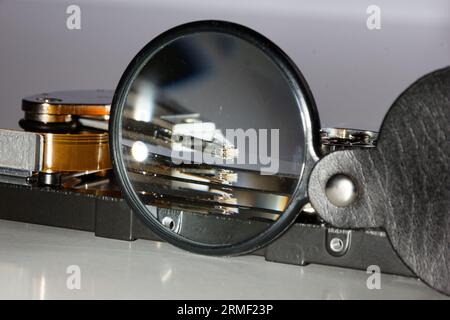 disque dur et loupe, représentant le processus de recherche de données, vue technique de la sauvegarde des données Banque D'Images