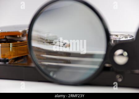 disque dur et loupe, représentant le processus de recherche de données, vue technique de la sauvegarde des données Banque D'Images