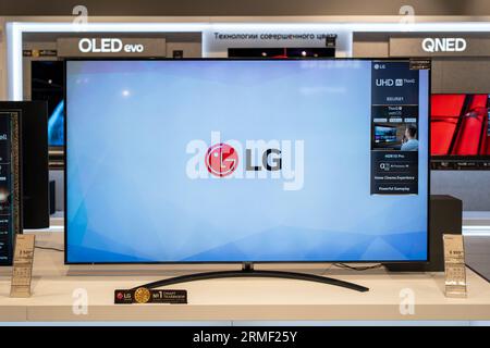 Téléviseur LG affichant le logo de LG Inside Electronics Store. Minsk, Biélorussie, 2023 Banque D'Images