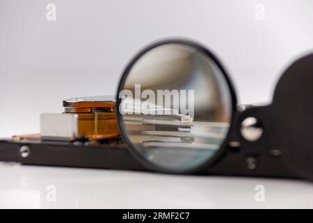 disque dur et loupe, représentant le processus de recherche de données, vue technique de la sauvegarde des données Banque D'Images