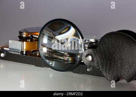 disque dur et loupe, représentant le processus de recherche de données, vue technique de la sauvegarde des données Banque D'Images