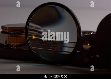 disque dur et loupe, représentant le processus de recherche de données, vue technique de la sauvegarde des données Banque D'Images