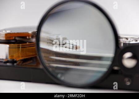 disque dur et loupe, représentant le processus de recherche de données, vue technique de la sauvegarde des données Banque D'Images