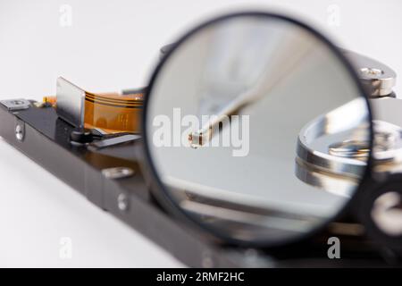 disque dur et loupe, représentant le processus de recherche de données, vue technique de la sauvegarde des données Banque D'Images