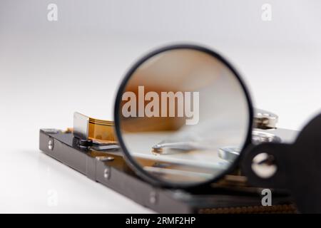 disque dur et loupe, représentant le processus de recherche de données, vue technique de la sauvegarde des données Banque D'Images