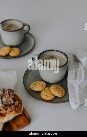 Café avec des biscuits fraîchement cuits sur la table Banque D'Images