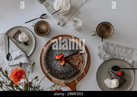 Gâteau au chocolat fraîchement cuit avec des fraises sur la crème sur la table Banque D'Images