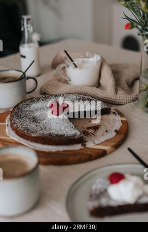 Gâteau au chocolat fraîchement cuit avec des framboises sur la table Banque D'Images