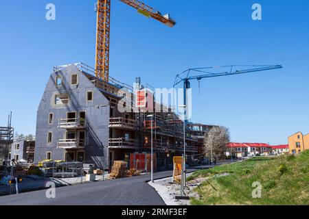 Vue du chantier de construction avec grue de bâtiment contre le ciel bleu Banque D'Images