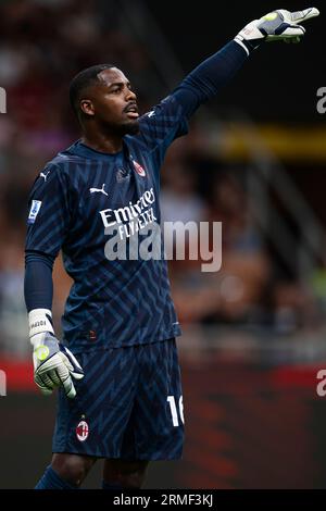 Mike Maignan de l'AC Milan fait des gestes lors du match de football Serie A entre l'AC Milan et le Torino FC. Banque D'Images