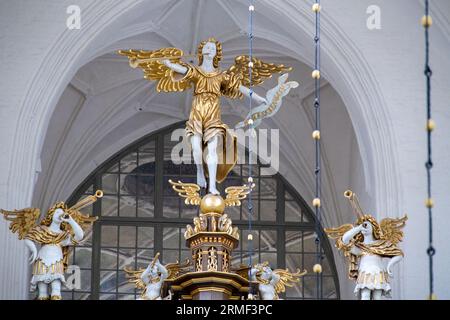 28 août 2023, Mecklembourg-Poméranie occidentale, Stralsund : vue détaillée de l'orgue de Stellwagen avec des représentations figuratives à St. L'église de Marie à Stralsund, l'un des deux orgues survivants de l'église. Il a été construit en 1659 par Friedrich Stellwagen et, avec ses 3 500 tuyaux et 51 arrêts, est l'un des orgues baroques les plus importants du nord de l'Allemagne. À Stralsund, les musiciens célébreront à nouveau un instrument spécial dans les prochains jours - l'orgue baroque de la Marienkirche de Stralsund par le maître Friedrich Stellwagen sera au centre des Journées de l'orgue Friedrich Stellwagen de cette année, du mercredi au dimanche Banque D'Images