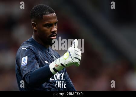 Mike Maignan de l'AC Milan fait des gestes lors du match de football Serie A entre l'AC Milan et le Torino FC. Banque D'Images