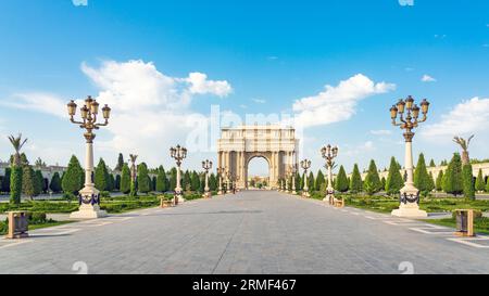 Arc entrée parc Heydar Aliyev, parc bignest sur le Caucase situé dans la ville de Ganja Azerbaïdjan Banque D'Images