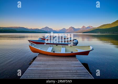 Bateaux sur un quai au lac McDonald, Glacier National Park, MT. Banque D'Images