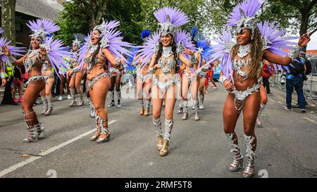 Londres, Royaume-Uni. 28 août 2023. Samba Beats et costumes colorés de l'un des groupes. Les participants à la parade principale du carnaval s’amusent le lundi du carnaval. Jusqu'à deux millions de personnes sont attendues pour célébrer le carnaval ce week-end de fête de la Banque en participant ou en regardant le long de la route du carnaval, dans les systèmes sonores, les stands et les lieux. Crédit : Imageplotter/Alamy Live News Banque D'Images