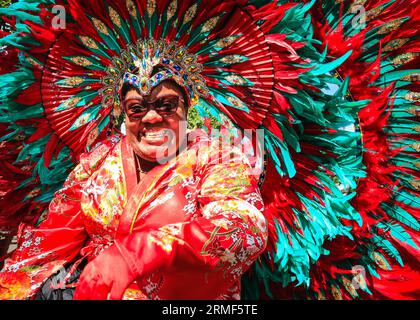 Londres, Royaume-Uni. 28 août 2023. La bande de masse Caribbean sessions. Les participants à la parade principale du carnaval s’amusent le lundi du carnaval. Jusqu'à deux millions de personnes sont attendues pour célébrer le carnaval ce week-end de fête de la Banque en participant ou en regardant le long de la route du carnaval, dans les systèmes sonores, les stands et les lieux. Crédit : Imageplotter/Alamy Live News Banque D'Images