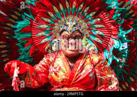 Londres, Royaume-Uni. 28 août 2023. La bande de masse Caribbean sessions. Les participants à la parade principale du carnaval s’amusent le lundi du carnaval. Jusqu'à deux millions de personnes sont attendues pour célébrer le carnaval ce week-end de fête de la Banque en participant ou en regardant le long de la route du carnaval, dans les systèmes sonores, les stands et les lieux. Crédit : Imageplotter/Alamy Live News Banque D'Images