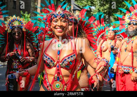 Londres, Royaume-Uni. 28 août 2023. La bande de masse Caribbean sessions. Les participants à la parade principale du carnaval s’amusent le lundi du carnaval. Jusqu'à deux millions de personnes sont attendues pour célébrer le carnaval ce week-end de fête de la Banque en participant ou en regardant le long de la route du carnaval, dans les systèmes sonores, les stands et les lieux. Crédit : Imageplotter/Alamy Live News Banque D'Images