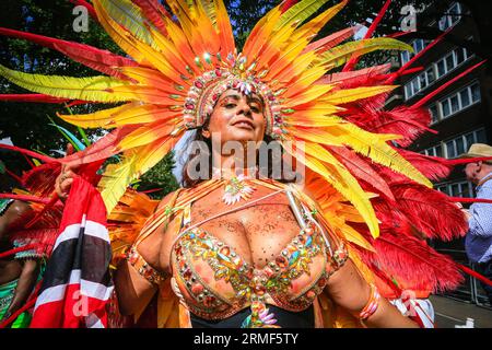Londres, Royaume-Uni. 28 août 2023. Une danseuse avec le groupe Aquarian Dream mas. Les participants à la parade principale du carnaval s’amusent le lundi du carnaval. Jusqu'à deux millions de personnes sont attendues pour célébrer le carnaval ce week-end de fête de la Banque en participant ou en regardant le long de la route du carnaval, dans les systèmes sonores, les stands et les lieux. Crédit : Imageplotter/Alamy Live News Banque D'Images