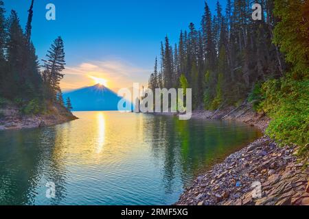 Lever du soleil culminant sur Mount Murry sur Hungry Horse Reservoir dans la forêt nationale de Flathead, MT. Banque D'Images