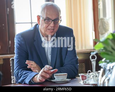 Brême, Allemagne. 28 août 2023. Andreas Bovenschulte, président du Sénat et maire, fait des gestes lors d’une interview dans son bureau à la mairie de Brême. Bovenschulte présidera à nouveau un gouvernement d'État rouge-rouge-vert dans le plus petit État d'Allemagne après les élections du 14 mai 2023. Crédit : Focke Strangmann/dpa/Alamy Live News Banque D'Images