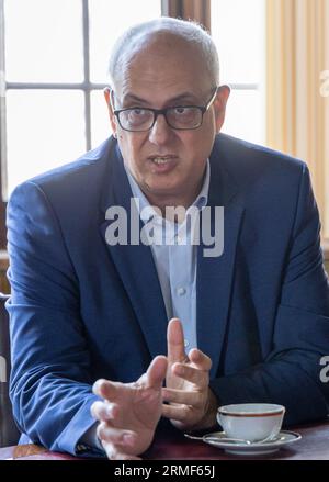 Brême, Allemagne. 28 août 2023. Andreas Bovenschulte, président du Sénat et maire, fait des gestes lors d’une interview dans son bureau à la mairie de Brême. Bovenschulte présidera à nouveau un gouvernement d'État rouge-rouge-vert dans le plus petit État d'Allemagne après les élections du 14 mai 2023. Crédit : Focke Strangmann/dpa/Alamy Live News Banque D'Images