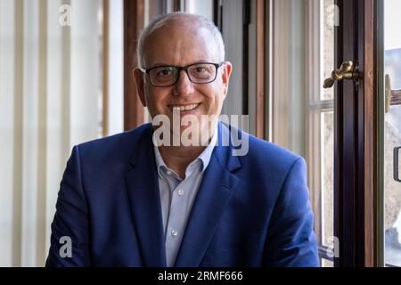 Brême, Allemagne. 28 août 2023. Andreas Bovenschulte, président du Sénat et maire, pose dans son bureau à la mairie de Brême. Bovenschulte présidera à nouveau un gouvernement d'État rouge-rouge-vert dans le plus petit État d'Allemagne après les élections du 14 mai 2023. Crédit : Focke Strangmann/dpa/Alamy Live News Banque D'Images