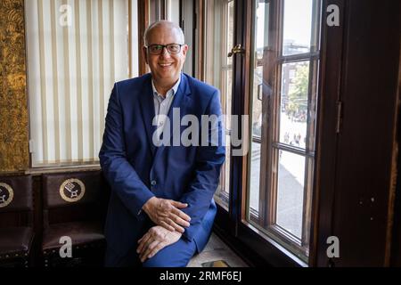 Brême, Allemagne. 28 août 2023. Andreas Bovenschulte, président du Sénat et maire, pose dans son bureau à la mairie de Brême. Bovenschulte présidera à nouveau un gouvernement d'État rouge-rouge-vert dans le plus petit État d'Allemagne après les élections du 14 mai 2023. Crédit : Focke Strangmann/dpa/Alamy Live News Banque D'Images