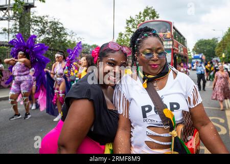 Londres, Royaume-Uni. 28 août 2023. Les gens prennent part à la Grande finale du Carnaval de Notting Hill. Le plus grand festival de rue d’Europe se déroule sur deux jours et célèbre la culture caribéenne et devrait accueillir plus de 1 millions de personnes chaque jour. Crédit : Stephen Chung / Alamy Live News Banque D'Images