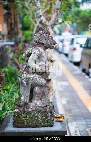 Sculpture balinaise traditionnelle dans une rue d'Ubud, Bali, Indonésie Banque D'Images