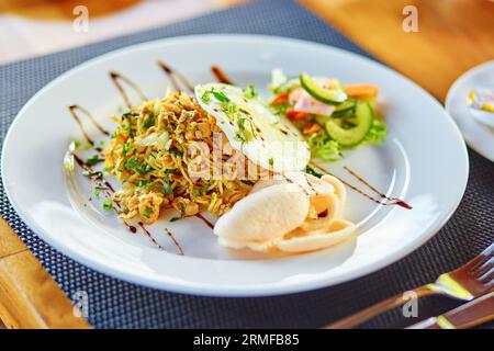 Mie goreng - nouilles instantanées au curry frites épicées, repas indonésien traditionnel Banque D'Images