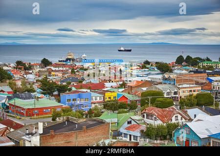 Vue panoramique de Punta Arenas avec le détroit de Magellan en Patagonie, Chili, Amérique du Sud Banque D'Images