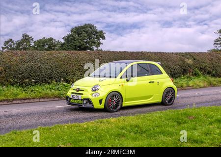 2021 Yellow Abarth 595 Competizione T-Jet 180 Green car Hatchback essence 1368 cc, moteur 4 cylindres en ligne 1.4L Turbo T-Jet ; voyageant sur les routes rurales à Congleton, Royaume-Uni Banque D'Images