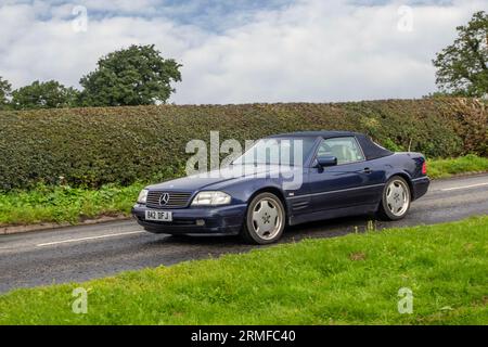 Années 1996 90 années 1990 Mercedes SL320 Auto Blue car Roadster essence 3199 cc ; voyageant sur les routes rurales à Congleton, Royaume-Uni Banque D'Images