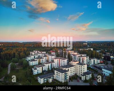 Belle vue aérienne coucher de soleil d'Espoo, banlieue résidentielle d'Helsinki, Finlande Banque D'Images