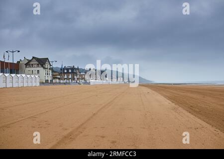 Vue de Villers-sur-Mer en Basse-Normandie, France par un jour brumeux à marée basse Banque D'Images