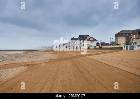 Vue de Villers-sur-Mer en Basse-Normandie, France par un jour brumeux à marée basse Banque D'Images