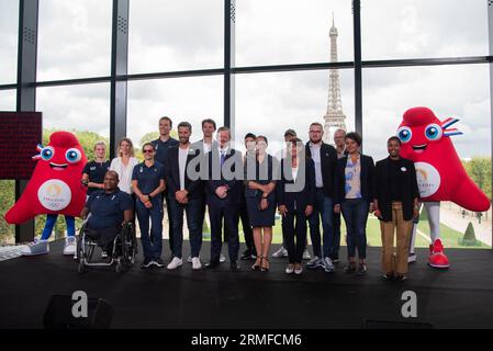 Anne Hidalgo, Maire de Paris, aux côtés de Tony Estanguet, Président de Paris 2024, Andrew Parsons, Président du Comité International paralympique, Marie Amélie le fur, Présidente du CPSF, Thomas Jolly, Directeur artistique des cérémonies, et les athlètes Béatrice Vio (escrime en fauteuil roulant), Sandrine Martinet (para judo), Cédric Nankin (rugby en fauteuil roulant), Alexis Hanquinquant (para triathlon) et Nanteinin Keita (para athlétisme), présents à la conférence de presse un an avant les Jeux Paralympiques, à Paris le 28 août 2023, photo de Florian Poitout/ABACAPRESS.COM Banque D'Images