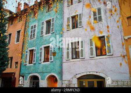 Beaux bâtiments dans la ville alpine d'Annecy, haute-Savoie, France Banque D'Images