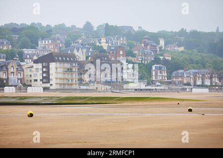 Vue de Villers-sur-Mer en Basse-Normandie, France par un jour brumeux à marée basse Banque D'Images