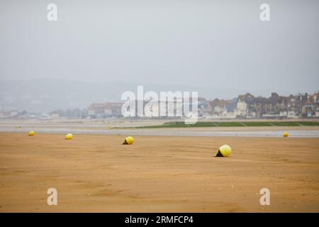 Bouées sur la plage de Villers-sur-Mer en Basse-Normandie, France par un jour brumeux à marée basse Banque D'Images