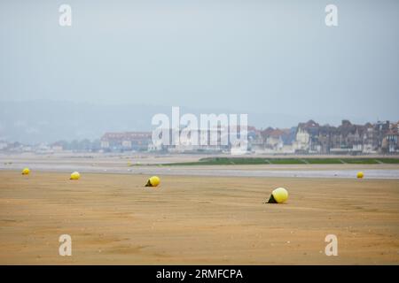 Bouées sur la plage de Villers-sur-Mer en Basse-Normandie, France par un jour brumeux à marée basse Banque D'Images